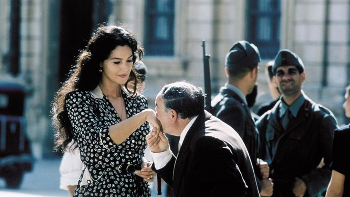 Monica Bellucci ve filmi Maléna. Herečka se narodila 30. září a je ve znamení Vah