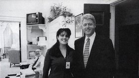 Clinton si s Monikou užíval v oválné pracovně.