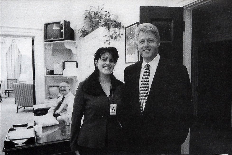 Clinton si s Monikou užíval v Oválné pracovně.
