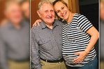 Monika Absolonová vyvalila těhotenské břicho na svého dědu.
