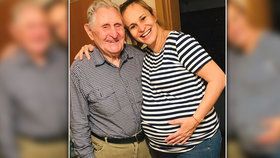 Monika Absolonová vyvalila těhotenské břicho na svého dědu.