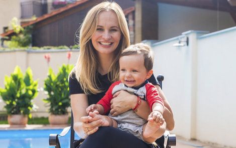 Monika s milovaným synem Tadeášem. O jeho alergii rodiče dlouhou dobu nevěděli a tím, co dělali, mu ještě přitížili...