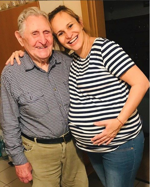Těhotná Monika Absolonová se svým dědečkem.