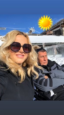 Monika Babišová po videích s tanečky přidala i fotku s manželem. Premiér se jako ona nebavil.