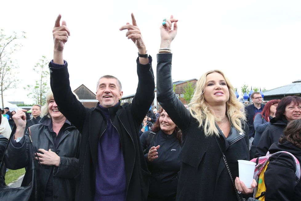 Andrej Babiš přivítal na Čapím hnízdě i úředníky.