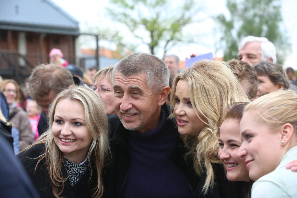 Andrej Babiš přivítal na Čapím hnízdě i úředníky.