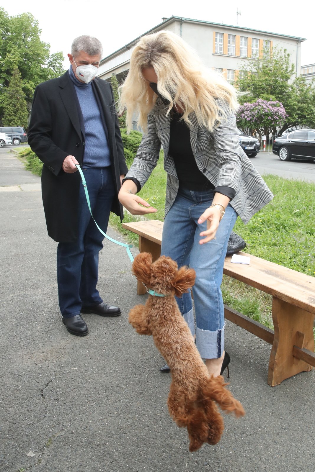 Manželka premiéra Monika Babišová (ANO) dostala první dávku očkování, manžel ji doprovodil (30.5.2021)