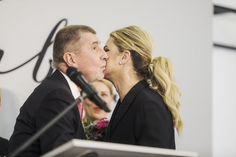 Andrej Babiš na tiskové konferenci libá svou ženu Moniku Babišovou.