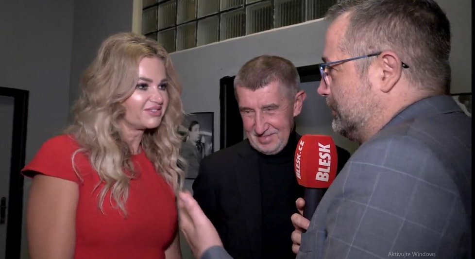 Andrej Babiš s manželkou Monikou vyrazili za kulturou na premiéru inscenace Presidenti ve Strašnickém divadle
