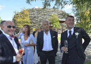 Jiří Šimáně vedle Andreje Babiše na svatbě na Čapím hnízdě