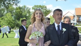 Andrej Babiš s dcerou Vivien během svatby na Čapím hnízdě