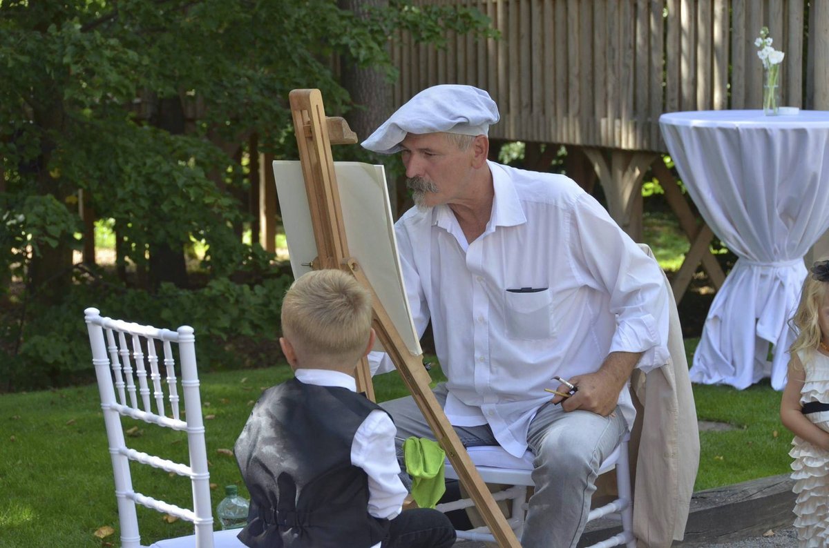 Na oslavy byl pozvaný i malíř, který zvěčnil přítomné děti.