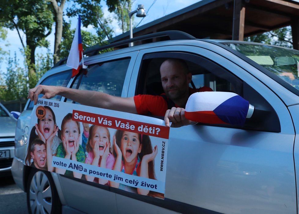 Demonstranti na svatbě Babišových.