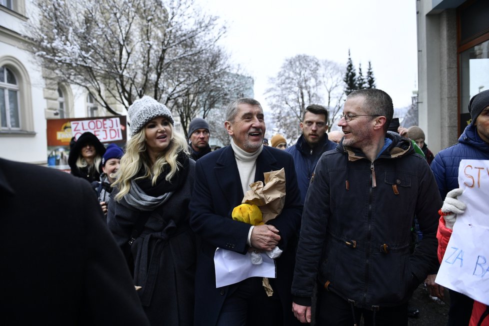 Anrej Babiš kvůli výhrůžkám zrušil kontaktní kampaň před druhým kolem prezidentského klání.