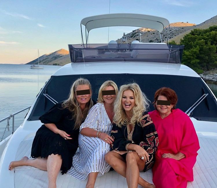 Monika Babišová vyrazila s kamarády na jachtu.