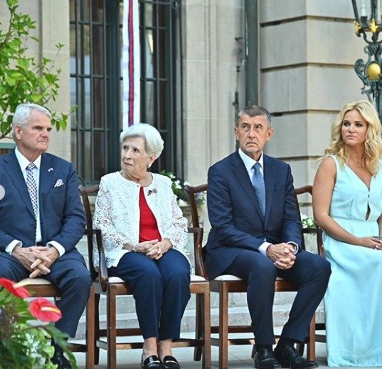 Monika a Vivien na konci června doprovodily premiéra Andreje Babiše do sídla amerického velvyslance v Praze.
