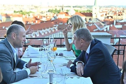 Monika doprovodila manžela, premiéra Andreje Babiše, na večeři s maltským premiérem.