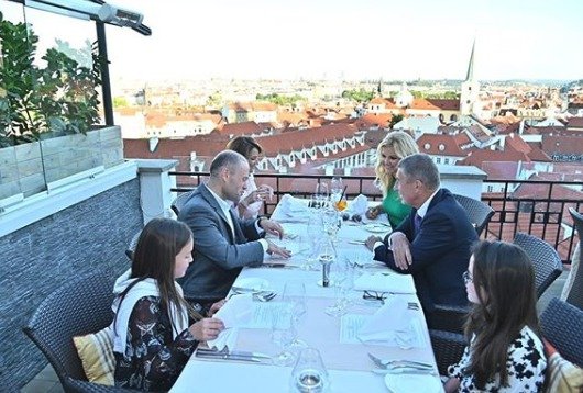 Monika doprovodila manžela, premiéra Andreje Babiše, na večeři s maltským premiérem.