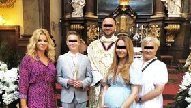 Monika Babišová vyrazila v červenci na svaté přijímá syna své kamarádky do jednoho z pražských kostelů. Kmotrou se stala společně s těhotnou kamarádkou Zuzanou Ficovou.