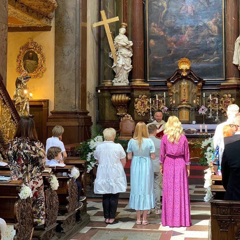 Monika Babišová vyrazila v červenci na svaté přijímá syna své kamarádky do jednoho z pražských kostelů. Kmotrou se stala společně s těhotnou kamarádkou Zuzanou Ficovou
