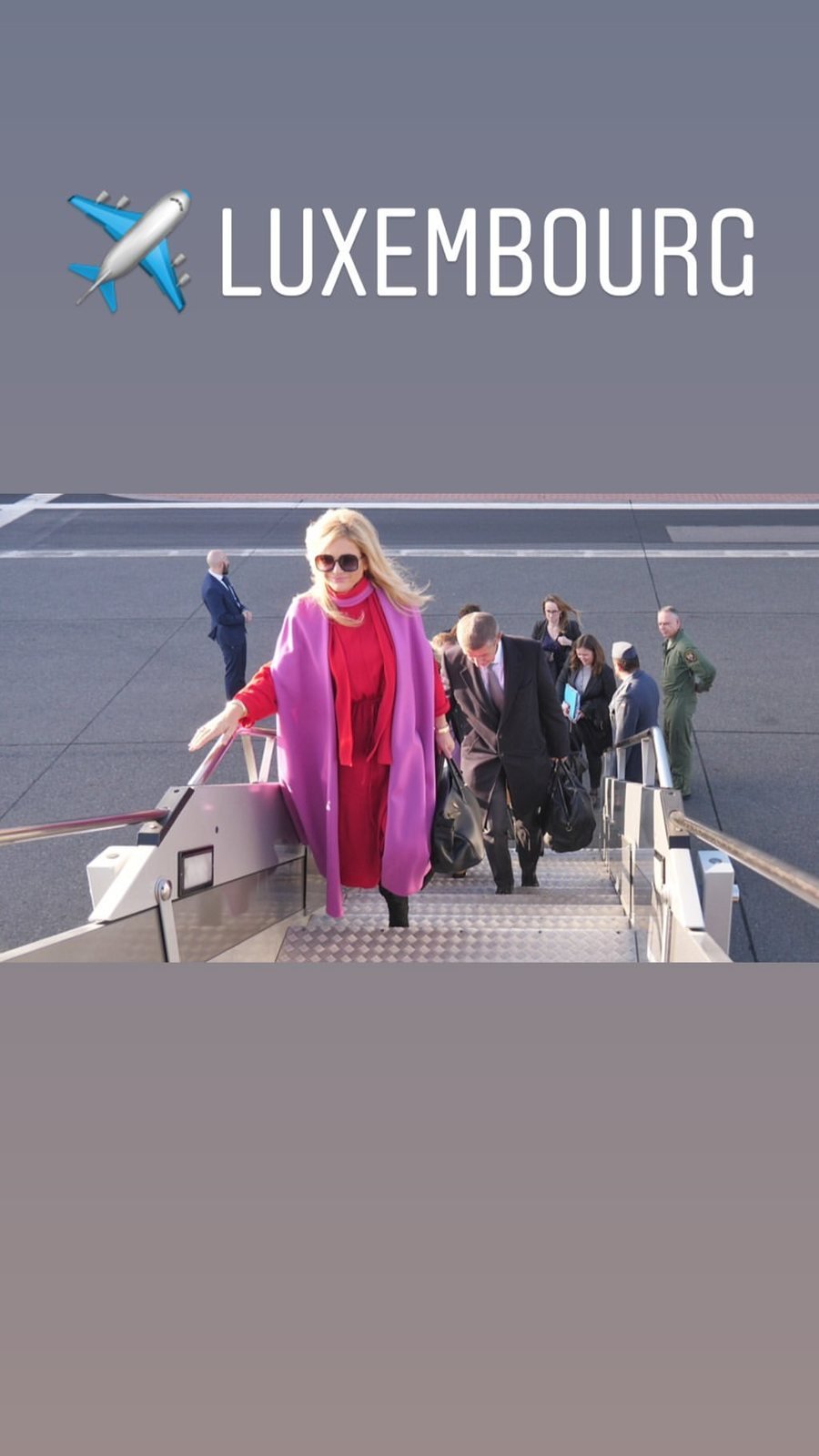 Monika Babišová nastupuje do letadla, které míří s jejím manželem do Lucemburska