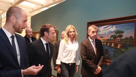 Monika Babišová s francouzským prezidentem Emmanuelem Macronem v Národní galerii. Na Moniku se snesla kritika kvůli jejímu neformálnímu outfitu s obří přezkou značkového pásku