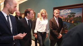Monika Babišová s francouzským prezidentem Emmanuelem Macronem v Národní galerii. Na Moniku se snesla kritika kvůli jejímu neformálnímu outfitu s obří přezkou značkového pásku
