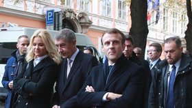 Monika Babišová doprovázela francouzského prezidenta v džínách a krátkém kabátku. Bylo to vhodné?
