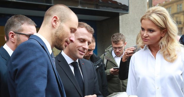 Monika Babišová s francouzským prezidentem Emmanuelem Macronem v Národní galerii. Na Moniku se snesla kritika kvůli jejímu neformálnímu outfitu s obří přezkou značkového pásku