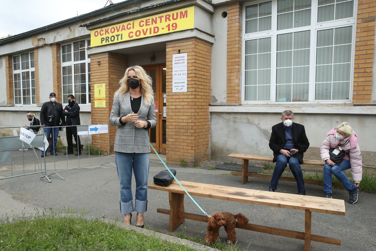 Manželka premiéra Monika Babišová (ANO) dostala první dávku očkování, manžel ji doprovodil (30.5.2021)