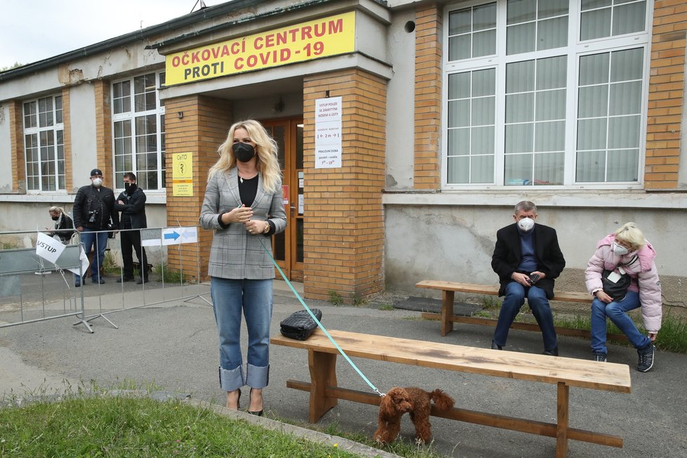 Manželka premiéra Monika Babišová (ANO) dostala první dávku očkování, manžel ji doprovodil (30. 5. 2021)