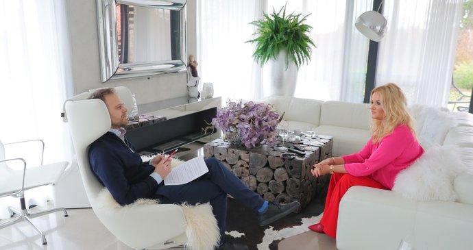Monika Babišová během exkluzivního rozhovoru s moderátorem Jakubem Veinlichem