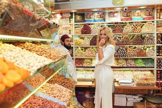 Monika Babišová na návštěvě Turecka: Setkala se s manželkou prezidenta Erdogana, užívala si na místním tržišti a navštívila mešitu. (4. 9. 2019)