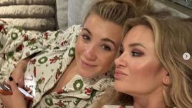 Monika Babišová s dcerou Vivien ve vánočních pyžamech (24.12.2025)