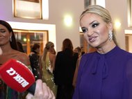 Diamanty ověšená Monika Babišová: Z dovolené rovnou na Hrad! 