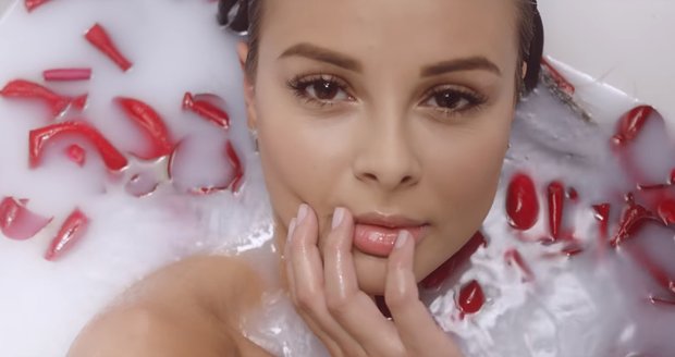 Monika Bagárová v novém videoklipu Zůstaň se mnou