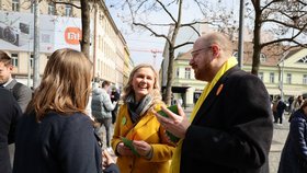 Monika Brzesková (za svobodna Žídková) během kampaně Spolu (25.3.2025)