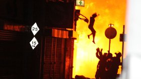 Fotka ženy, která vyskakuje z okna, se stala symbolem londýnských nepokojů