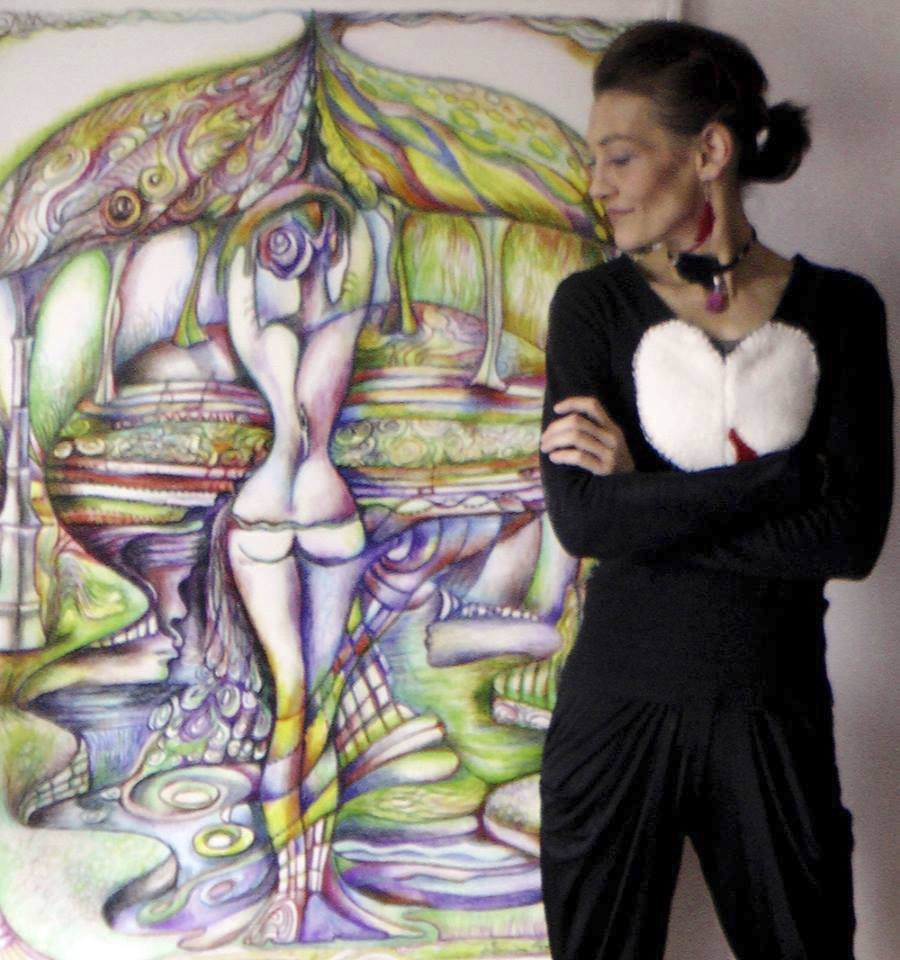 Monika Kvasničková se svými obrazy.