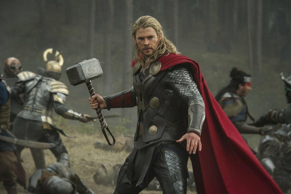 Hemsworth ve své nejznámější roli Thora.
