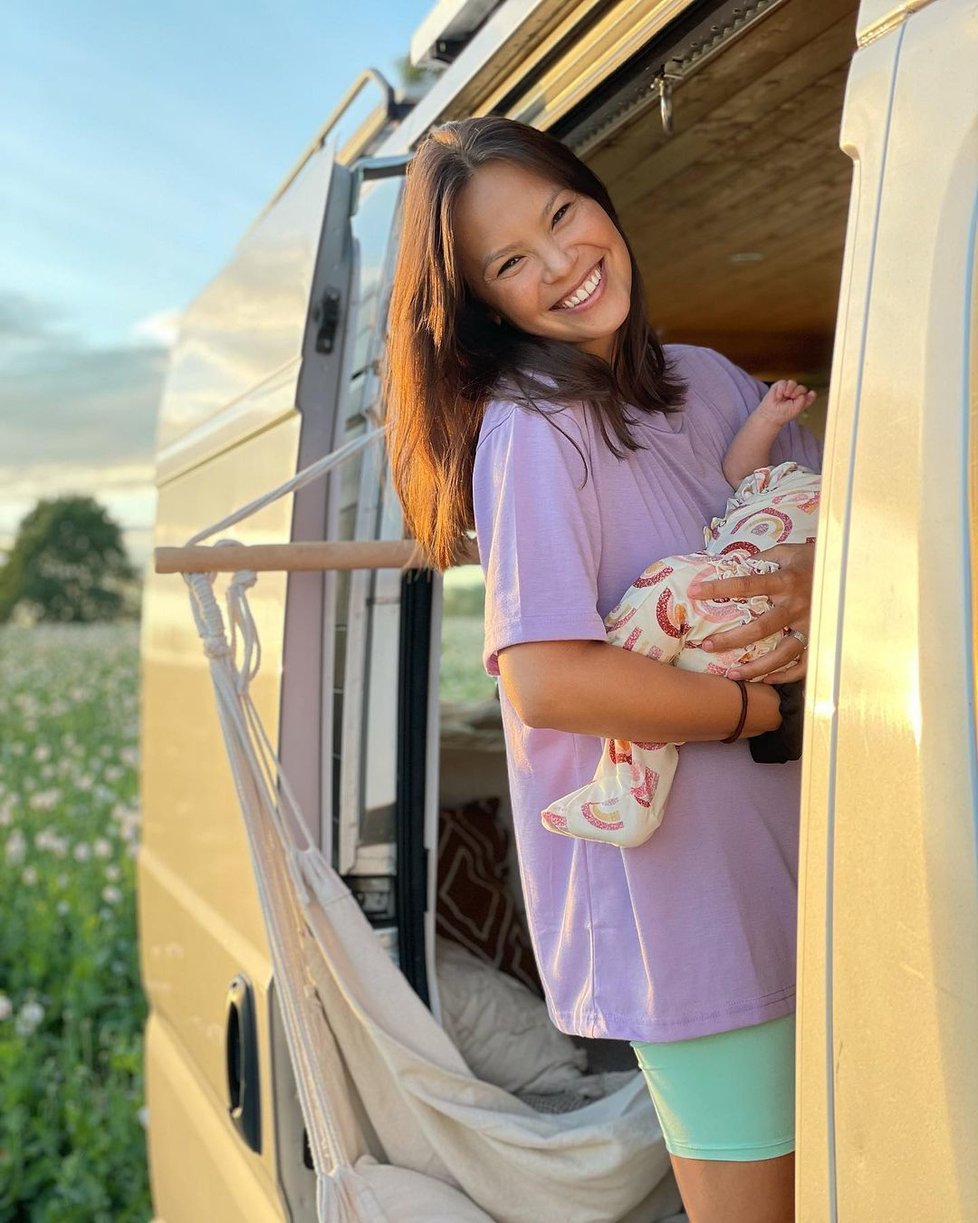 Monika Leová vyrazila s manželem a dcerou na první dovolenou v obytném voze do makového pole.