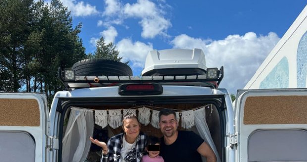 Monika Leová s rodinou uvízla v Rakousku v autoservisu.
