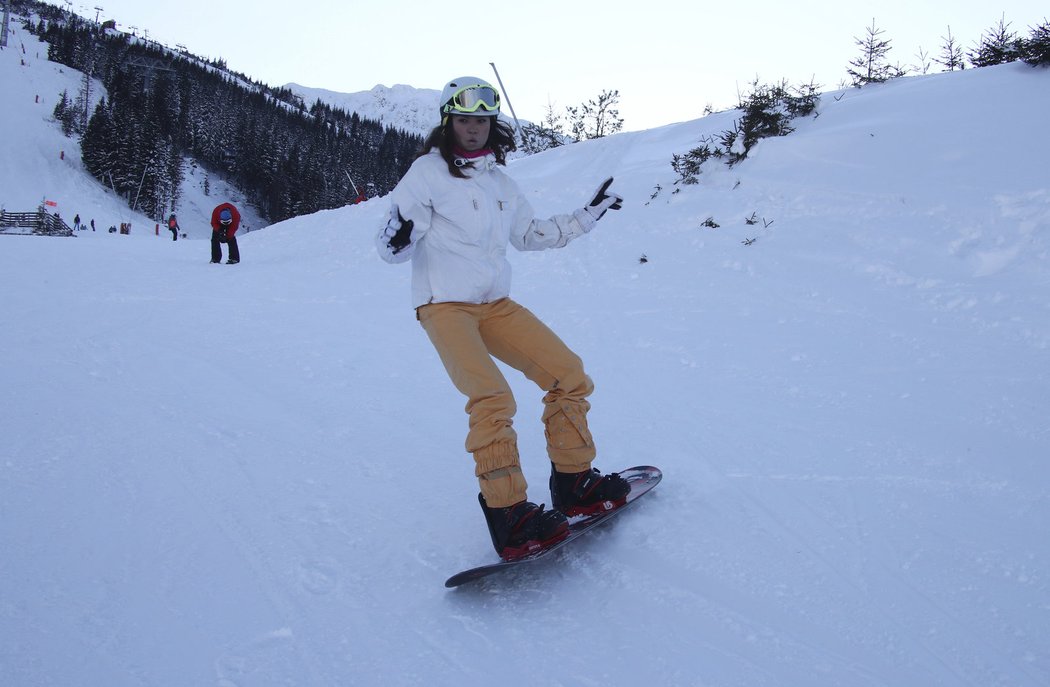 Monika Leová je na svahu na snowboardu jako doma.