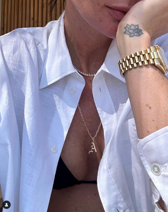 Monika Marešová nosí na krku dva náhrdelníky