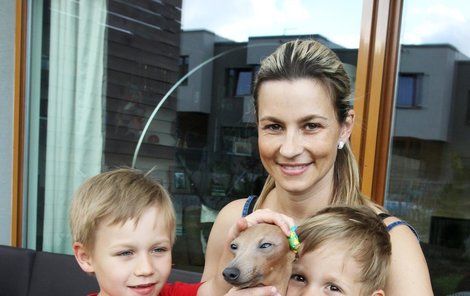 Monika Marešová pořídila svým synům Kubovi a Matějovi sedmiměsíční štěně italského chrtíka.