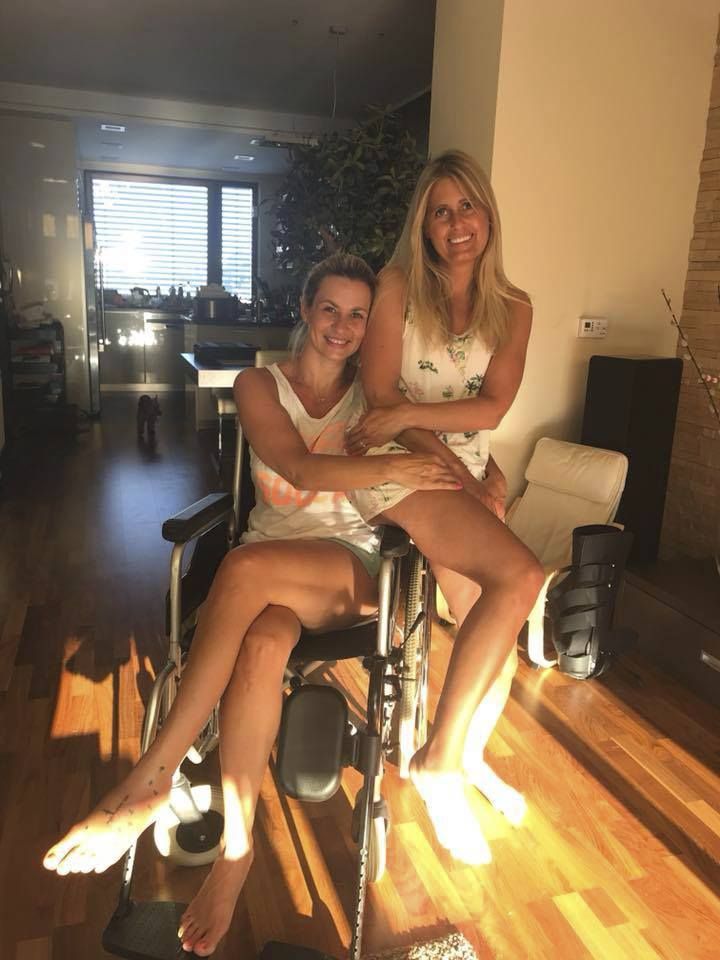 Monika Marešová na invalidním vozíčku s kamarádkou