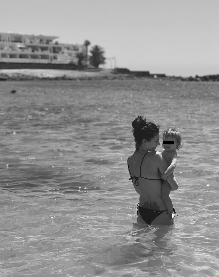 Monika Marešová s dcerou Alex u moře.