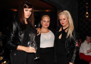 Monika Štiková se svými dcerami Ornellou Koktovou a Charlotte Štikovou na křtu písně Sámera Issy