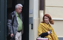 Trávníčkova žena Monika a houslista Svěcený: Z hotelu do...