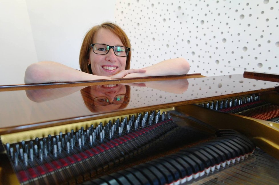Na klavír hraje Monika Velacková od dětství. Nyní je konečně její hudba kompletní. Pomáhá jí speciální zařízení.